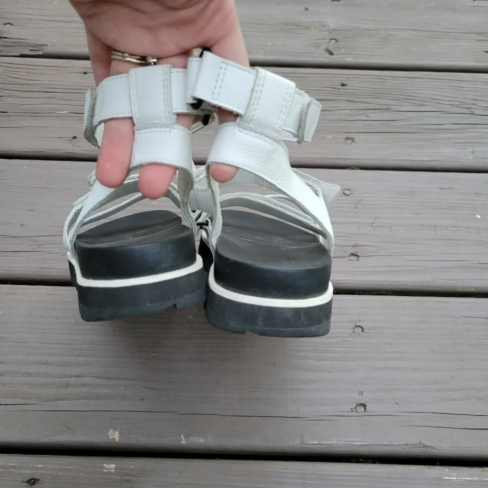 Sorel roaming white